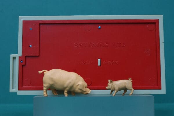 Britains Livestock Buildings: Pig Sty, Pig & Piglet - Image 2